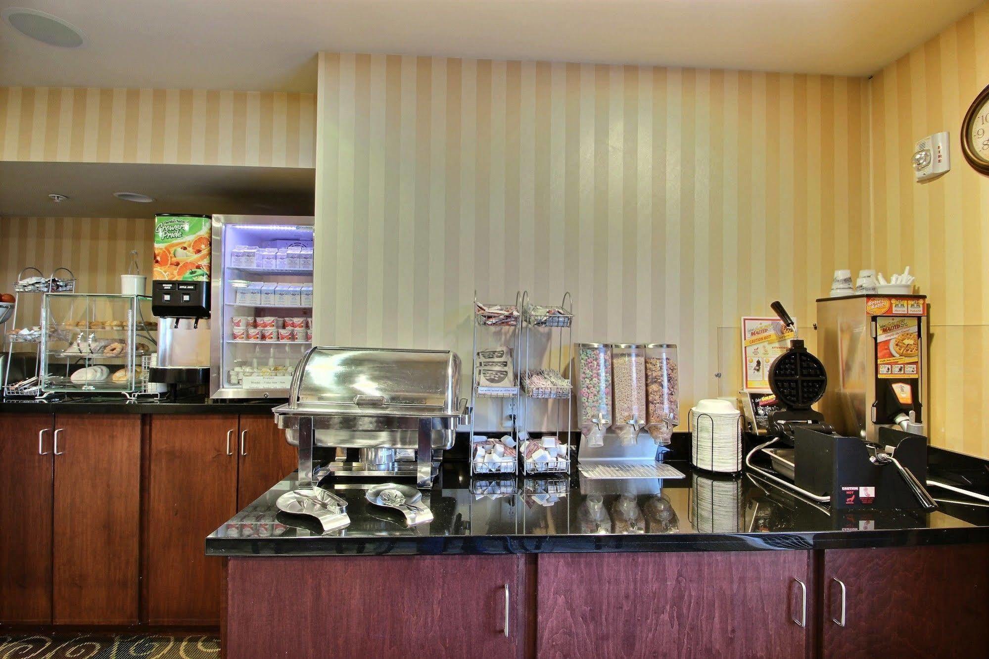Boarders Inn & Suites By Cobblestone Hotels - ออชคอช ภายนอก รูปภาพ